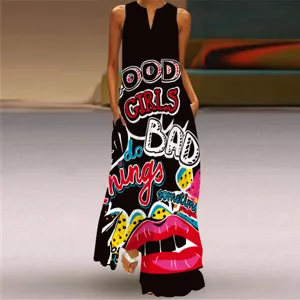 Détail de robe longue sans manches avec imprimé slogan pop art, col en V et poches latérales.