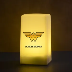 Veilleuse Wonder Woman de DC Comics en détail, jolie lampe de bureau lumineuse pour déco.