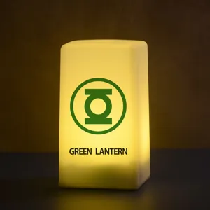 Veilleuse LED Green Lantern vue de détail montrant le logo lumineux et son design.