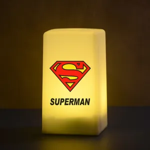 Détail de la veilleuse Superman avec logo lumineux jaune et design minimaliste épuré.