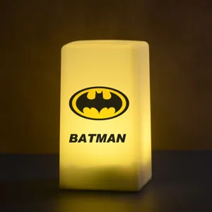 Veilleuse LED en Plastique Minimaliste Moderne Forme de Colonne Lumière Chaude Imprimé Dessin Animé Anime Lampe Ornement de Bureau Cadeau pour Chambre Maison Décoration