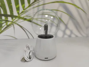 Detalle en primer plano de la lámpara de mesa esfera de plasma USB de 3 pulgadas con globo y base.