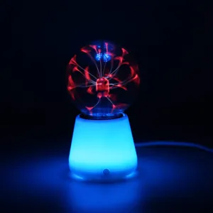 Esfera de plasma USB vista de detalle, lampara magica brillante con rayos para luz nocturna hogar.