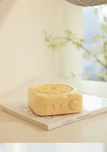 Dettaglio in primo piano della cassa Bluetooth formaggio con luce ambiente soffusa.
