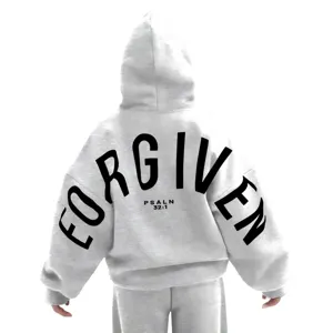 Rückseitiges Detail des weißen Oversized Hoodies mit schwarzem FORGIVEN Schriftzug.
