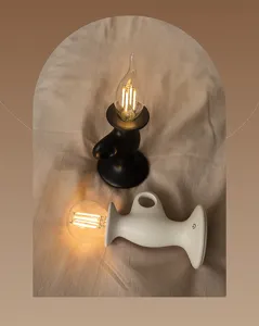 Vista dettagliata della lampada da tavolo retrò ricaricabile a LED con controllo touch.