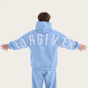 Detaillierte Rückansicht eines hellblauen lässigen Hoodies mit großem FORGIVEN-Druck.