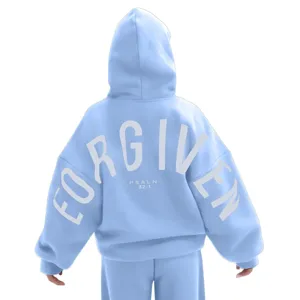 Detailansicht eines hellblauen Oversized-Kapuzensweatshirts mit Buchstabendruck.