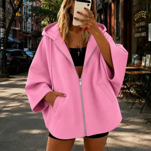 Chaqueta rosa casual con capucha y mangas tres cuartos, cómoda prenda para mujer.