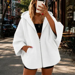 Vista detallada de una chaqueta casual blanca con capucha, cremallera y manga tres cuartos.