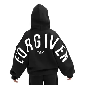 Rückansicht eines schwarzen Oversized Hoodie mit stilvollem Streetwear Buchstaben-Druck.
