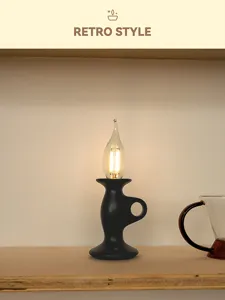 Primo piano della lampada da tavolo LED stile candela retrò con controllo touch e lampadina.