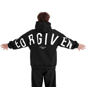 Detailansicht der herren freizeit lockeren schwarzen kapuzenpullover mit weissem buchstaben.