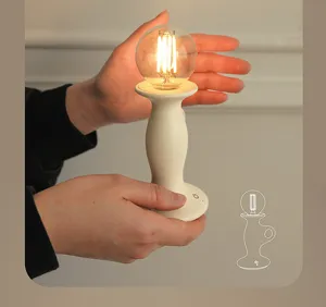 Lampada da tavolo a candelabro LED ricaricabile USB vintage per arredamento retro e luce notturna.