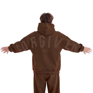 Brauner Oversize Kapuzenpullover für Herren, lässiger Streetwear-Hoodie mit Rückendruck.