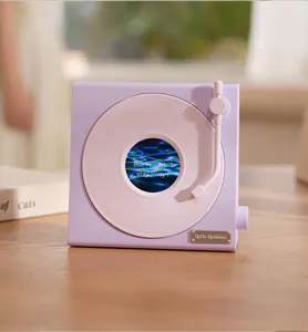 Primo piano dettagliato dell'altoparlante Bluetooth vinile retro in bel viola pastello.