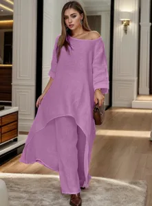 Gedetailleerd overzicht van paarse linnen tweedelige outfit, asymmetrische top en wijde broek.