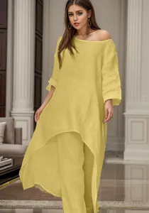 Gedetailleerd overzicht van casual linnen tweedelig pak voor dames met wijde broek en top.