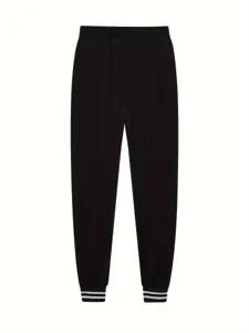 Vista dettagliata di pantaloni sportivi neri, con vita elastica e polsini a righe.