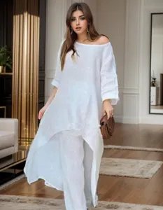 Witte linnen casual lange mouw top en wijde broek tweedelig pak gedetailleerd zicht.
