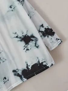 Detailaufnahme eines Damen Langarmtops mit modischem Schwarz-Weiß-Tie-Dye-Muster.