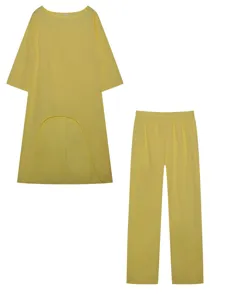 Gedetailleerd overzicht van gele katoen linnen asymmetrische lange mouw top en broek set.