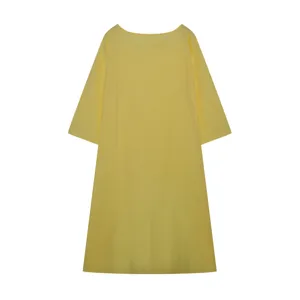 Detail van gele casual lange mouw linnen jurk, losse pasvorm dames zomer kleding.