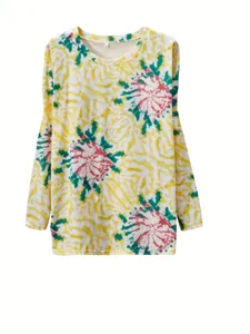Detailansicht des bunten Batik-Langarmshirts mit einem klassischen Rundhalsausschnitt.