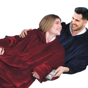 Détail de sweat-plaid oversize en polaire douillette, peignoir confortable pour couple.
