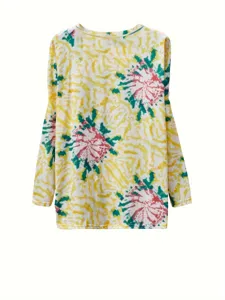 Nahaufnahme Detail des Damen Langarm Batik bedruckten Freizeitoberteils mit Muster.