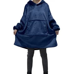 Vue détaillée du sweat à capuche oversized en polaire bleu marine avec une grande poche avant.