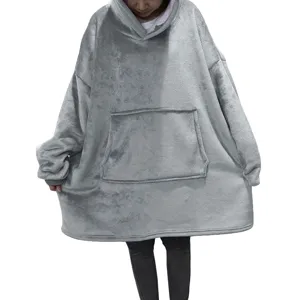 Sweat à capuche oversize en polaire grise avec poche avant et manches longues.