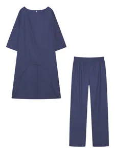 Gedetailleerd overzicht van donkerblauwe katoenen linnen tweedelige set met asymmetrische top.
