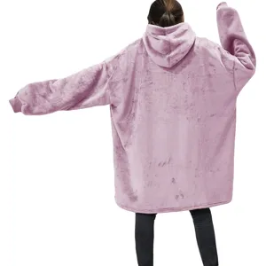 Détail du sweat-plaid polaire oversize, peignoir chaud et confortable pour les couples en hiver.