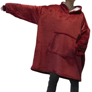 Détail de sweat à capuche couverture en polaire rouge, vêtement d'intérieur chaud.