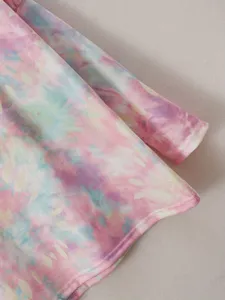 Nahaufnahme von Damen Freizeit Langarmshirt mit buntem Batik abstrakten Print Material.