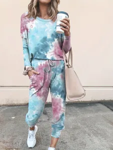 Lässiges Batik Langarm Sweatshirt und Jogginghose Loungewear Set Detailansicht im Außenbereich.