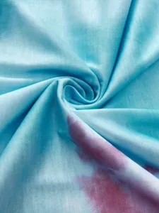 Nahaufnahme des weichen blauen Stoffes mit einem wunderschönen rosa Batikmuster Texturdetail.