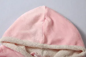 Detail de capuche de peignoir polaire epais d'hiver, vetement d'interieur rose avec doublure sherpa.