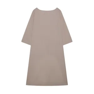 Gedetailleerd overzicht van de casual beige linnen tuniek met lange mouwen en textuur.