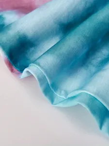 Batik-Stoffdetail von Freizeit-Sportbekleidung, weiche Textur und lebendige Farbverläufe.