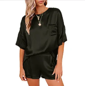 Gedetailleerd overzicht van dames satin pyjama set met korte mouwen en comfortabele shorts.