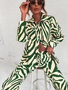 Ensemble deux pièces chemise à manches longues et pantalon imprimé abstrait vert et blanc.