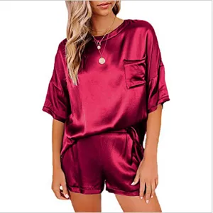 Wijnrode satijnen pyjamaset met korte mouwen top en bijpassende shorts voor dames loungewear