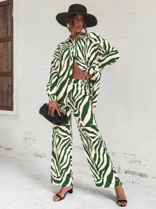 Ensemble deux pièces imprimé zèbre vert avec chemise ample à manches longues et pantalon large.