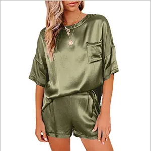 Effen zijde-achtige korte mouw top en korte broek tweedelig loungewear pyjama set voor dames.