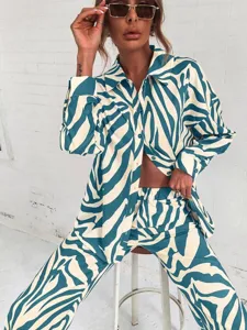 Vue détaillée de l'ensemble chemise à manches longues et pantalon imprimé abstrait.