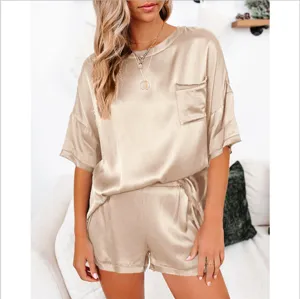 Gedetailleerd aanzicht van de elegante satijnen pyjamaset met korte mouwen en comfortabele short.