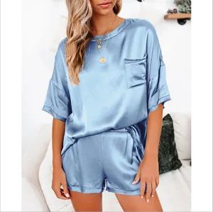 Gedetailleerd uitzicht op een zachte blauwe satijnen pyjamatop met korte mouwen en bijpassende short.