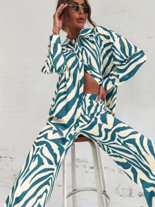 Ensemble chemise et pantalon motif zèbre, tenues deux pièces manches longues tendance.